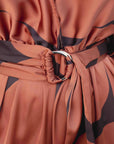 Détail de la ceinture de la Robe Portefeuille Femme À Imprimé Géométrique Noir & Marron, mettant en avant la finition sophistiquée.