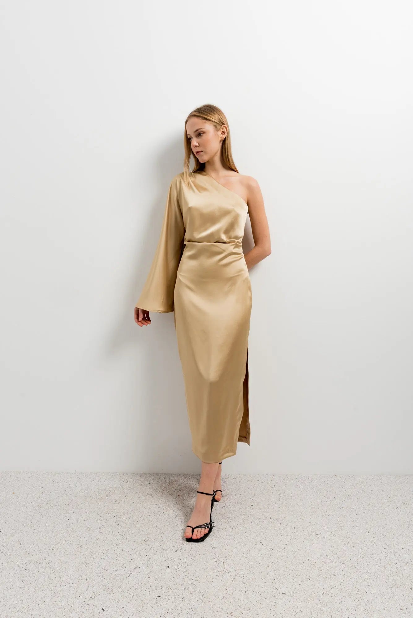 Robe satinée dorée une manche pour soirée chic avec fente latérale.6