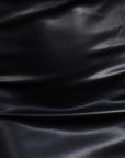 Robe Longue Simili Cuir Noir Bustier Midi Avec Fente Latérale - Élégance Audacieuse, détail de la texture de la robe longue simili cuir noire, soulignant son allure élégante et moderne.
