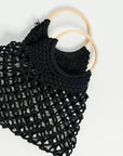 Sac à main noir en macramé tissé avec poignées en anneau en bois, style main noir