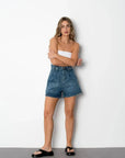 Short bermuda ample en denim bleu moyen, parfait pour un look court ample
