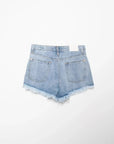 Short denim éffiloché en jean bleu clair avec ourlets effilochés et poches arrière