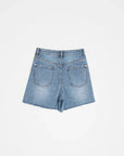 Shorts en jean bermuda chic en denim clair avec déchirures et style confortable