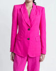 Zoom sur un tailleur pantalon en lin rose fuchsia, blazer rose fuchsia femme, coupe cintrée.