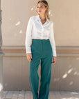 Vêtement femme avec pantalon taille haute sarcelle et chemise blanche élégante