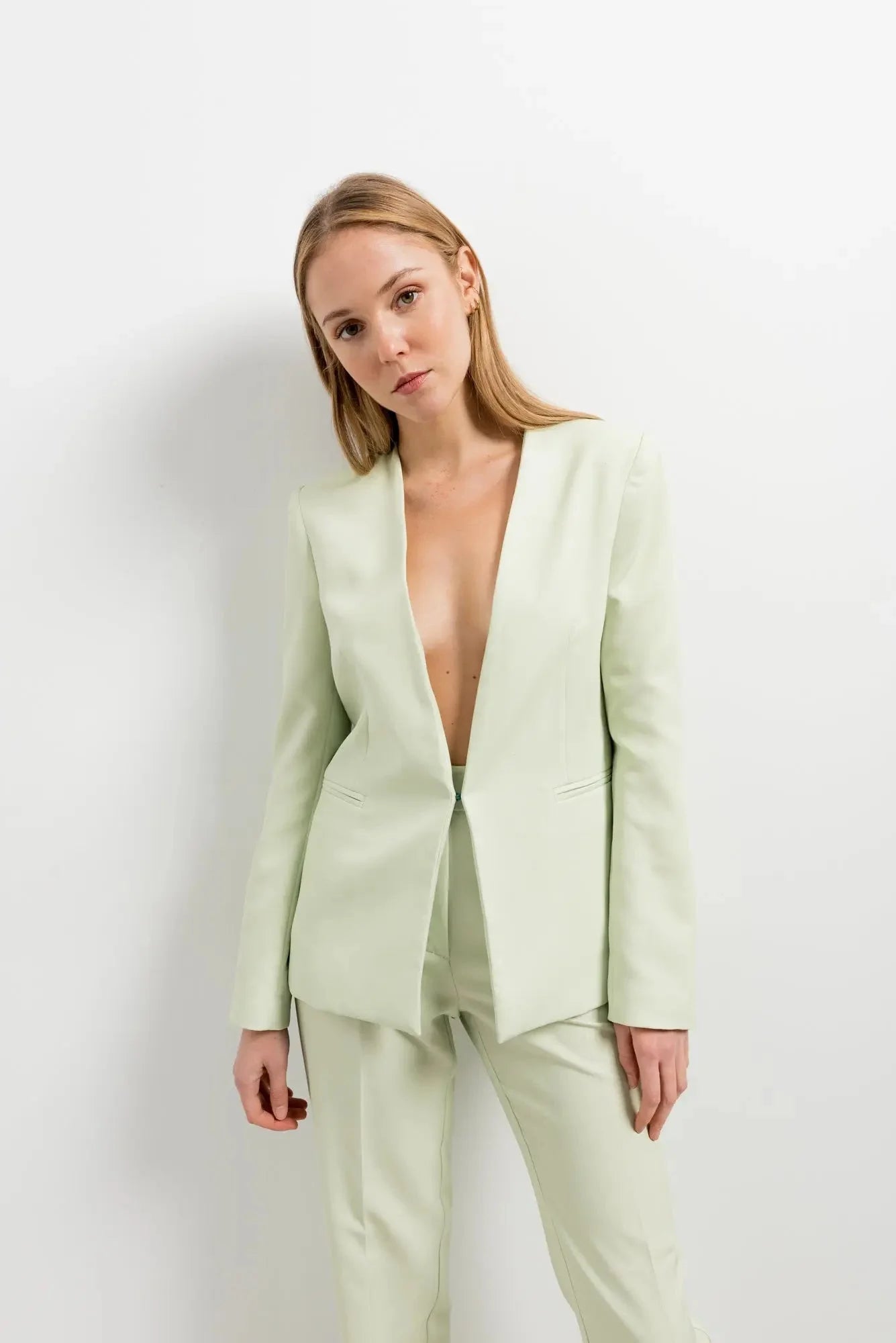 Pantalon recto femme en vert clair avec veste à décolleté profond pour un look élégant