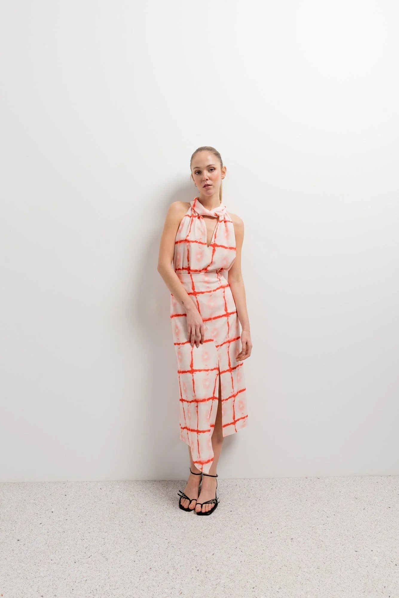Top à motifs géométriques rouge femme avec col noué et coupe fluide, midi sans manches