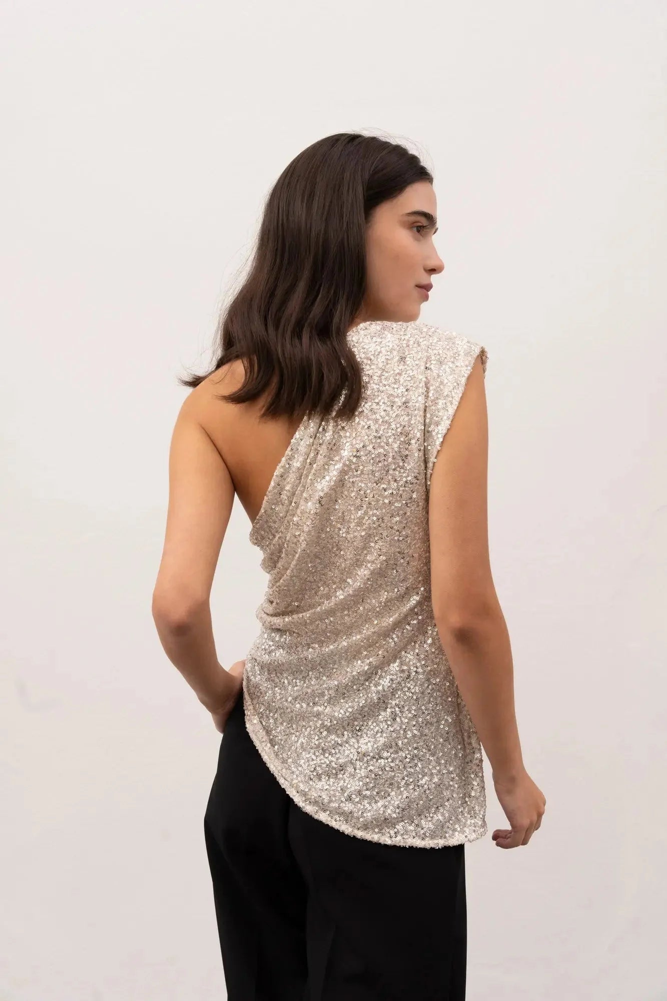 Top asymétrique à paillettes argentées aux plus élégantes, champagne et noir parfaits