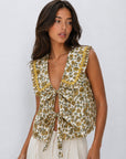 top gilet fleuri a liens col volante image 8