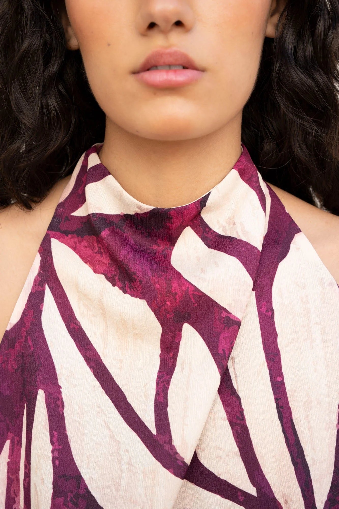 Halter neck top imprimé violet avec coupe fluide violet bordeaux et motif abstrait