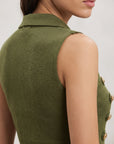 Détail poitrine boutons dorés vert
