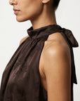 Profil du top halter satiné marron