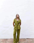 Femme portant un ensemble kimono croisé vert olive avec top kimono et pantalon large