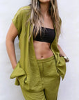 Femme portant un ensemble kimono croisé et pantalon large vert olive, top kimono