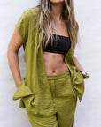 Femme portant un ensemble kimono croisé et pantalon large vert olive, top kimono
