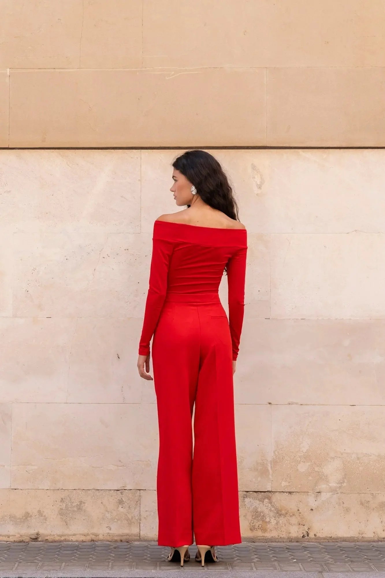 Vêtement femme rouge à épaules dénudées manches longues, body rouge pour élégance