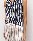 Top satiné à rayures bleu marine avec pantalon assorti à rayures bleu marine