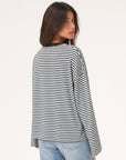 T‑shirt rayé noir blanc vue de profil