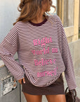 T‑shirt rayé bordeaux rose porté