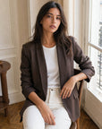 veste rayée marron assise