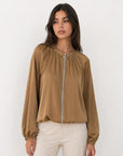 veste bomber satinée camel portée