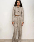 Modèle portant la Veste Courte Femme à Carreaux Chic – Style Moderne, avec un pantalon assorti, offrant une allure élégante.