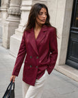 Veste bordeaux croisée satinée portée en ville