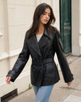 Veste en similicuir noire ceinturée