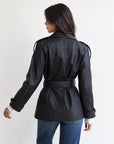 Dos de la veste ceinturée noire