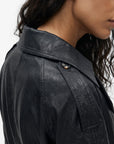 Épaulette boutonnée de la veste noire