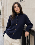 Gilet bleu nuit boutons contrastés