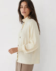 Gilet beige profil col volanté