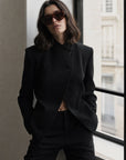 Veste noire à col montant croisée asymétrique