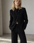 Veste noire à col montant croisée asymétrique