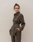 Veste utilitaire ceinturée vert olive, combinaison style utilitaire, mode tendance