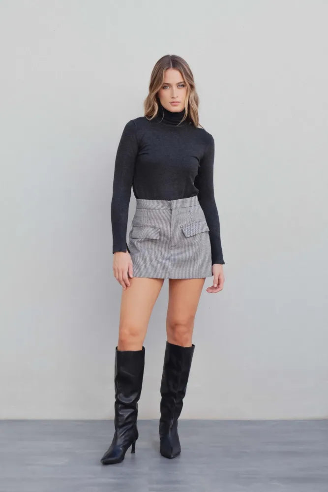 T-shirt à manches longues noir pour femme, idéal avec une jupe midi en automne-hiver