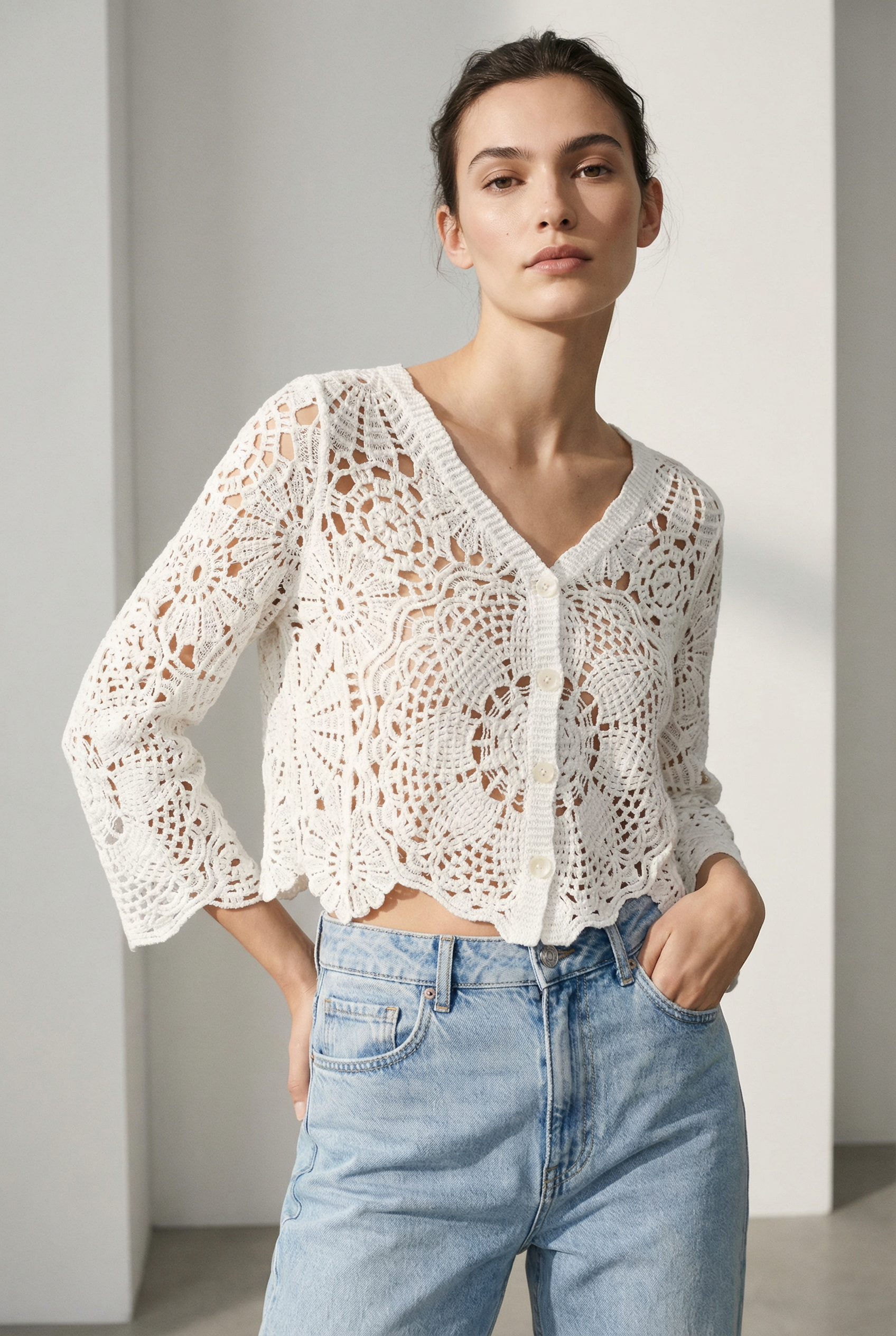 Hauts tendance - top et hauts pour femme en blanc, avec un design élégant à volants, parfait pour un look chic et moderne.