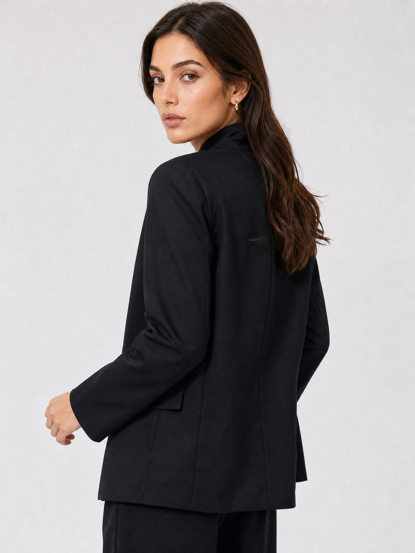 veste noire détail bouton col