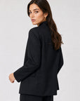 veste noire détail bouton col