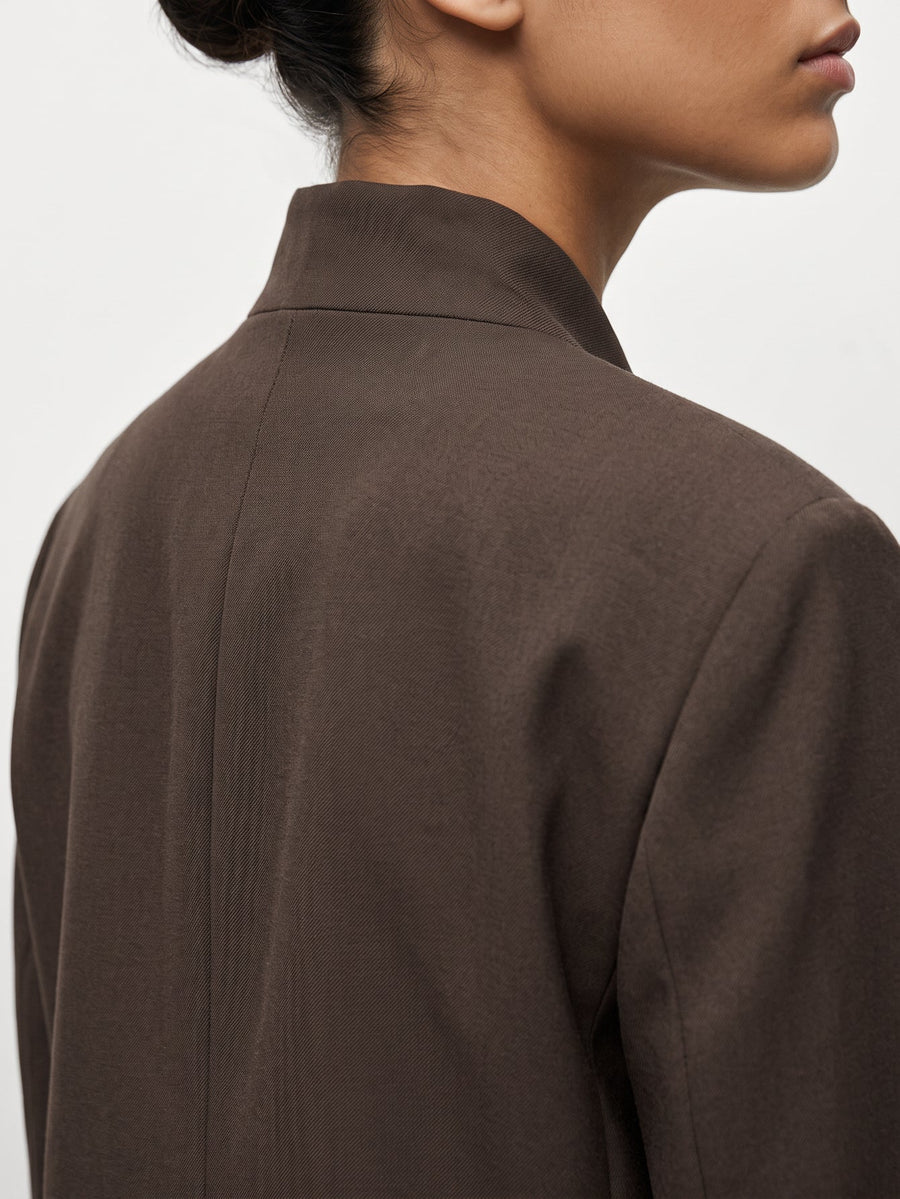 veste marron portée avec sac