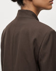 veste marron portée avec sac