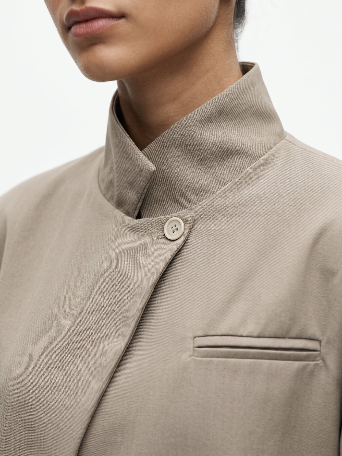 veste kaki col ouvert détail