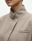 veste kaki col ouvert détail