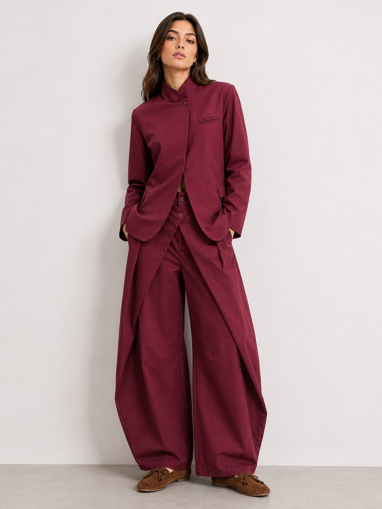 veste bordeaux portée vue entière