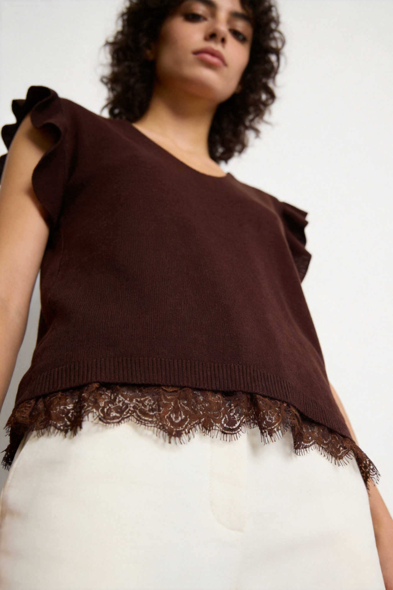 02. 02 blouse maille viscose col v volants dentelle image 3
