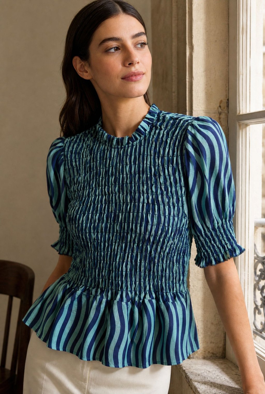 Blouse péplum smockée à col volanté