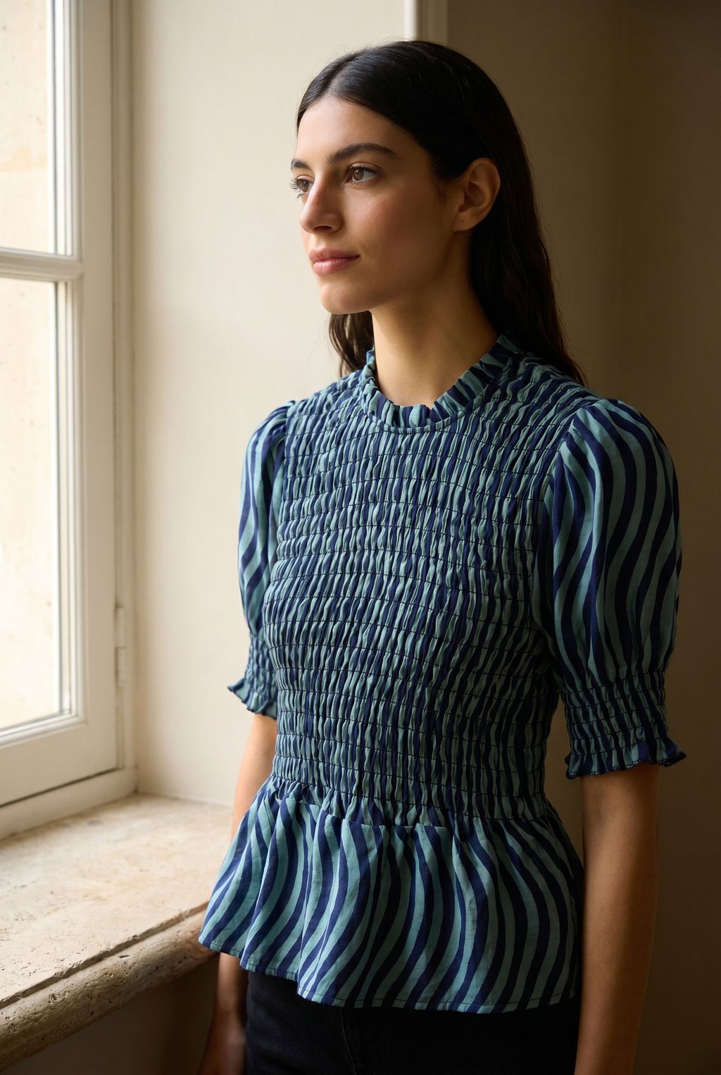 Blouse péplum smockée à col volanté