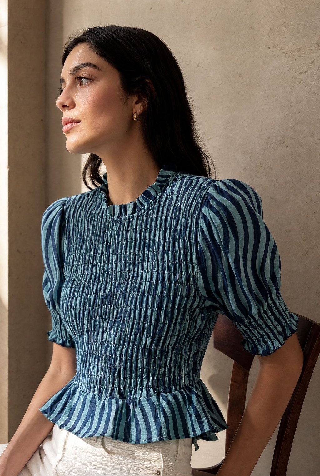 02. Blouse péplum smockée à col volanté