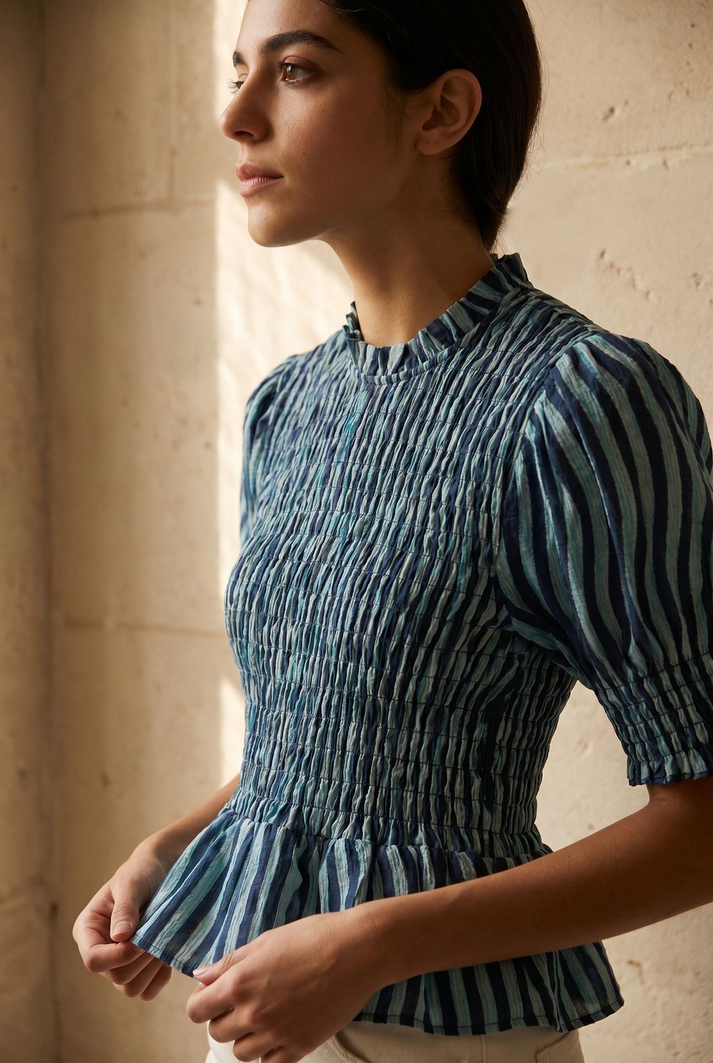 02. Blouse péplum smockée à col volanté