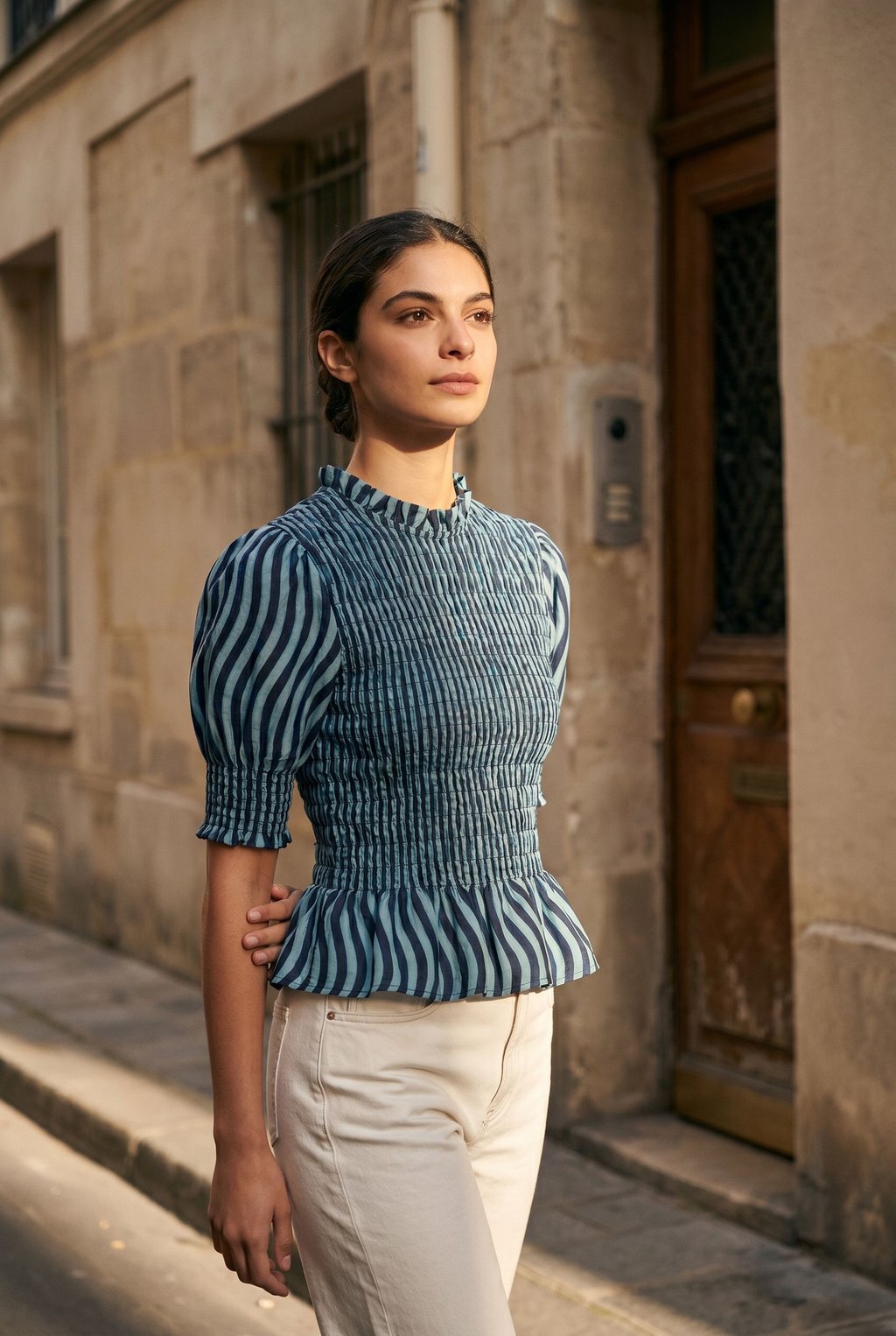 02. Blouse péplum smockée à col volanté